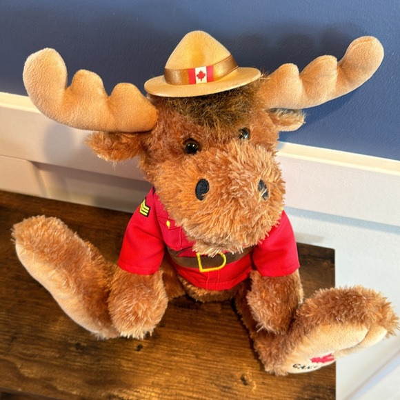 Canadian Mounted Police Canada RCMP Souvenir Moose Soft Toy Sergeant Bullmoose - Picture 2 of 9